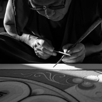 Mandala di Tara Verde -  Lama Jan Cup crea un mandala di sabbia